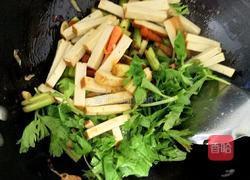 芹菜炒豆干的做法图解7