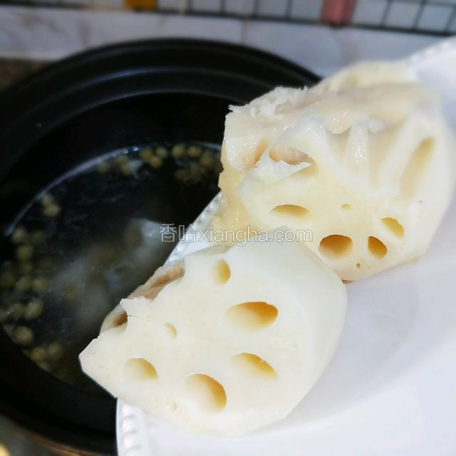 加入莲藕块，大火煮开后关小火慢煲