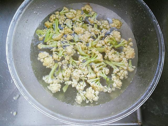 然后放到盐水里面泡十分钟，再清洗干净