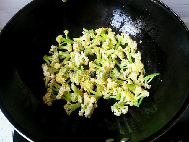 锅内放油，油烧热，放入花菜煸炒几分钟