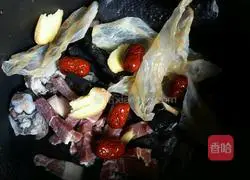 Illustration of how to make black-bone chicken, ham and fish maw soup 4