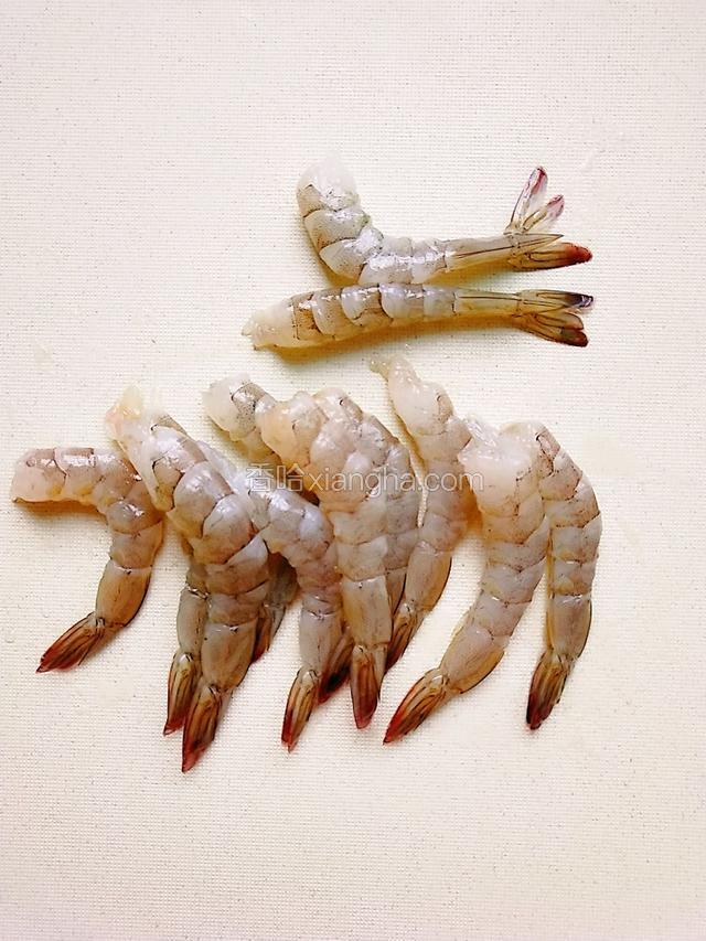 虾去虾头，虾壳，留虾尾最后一节