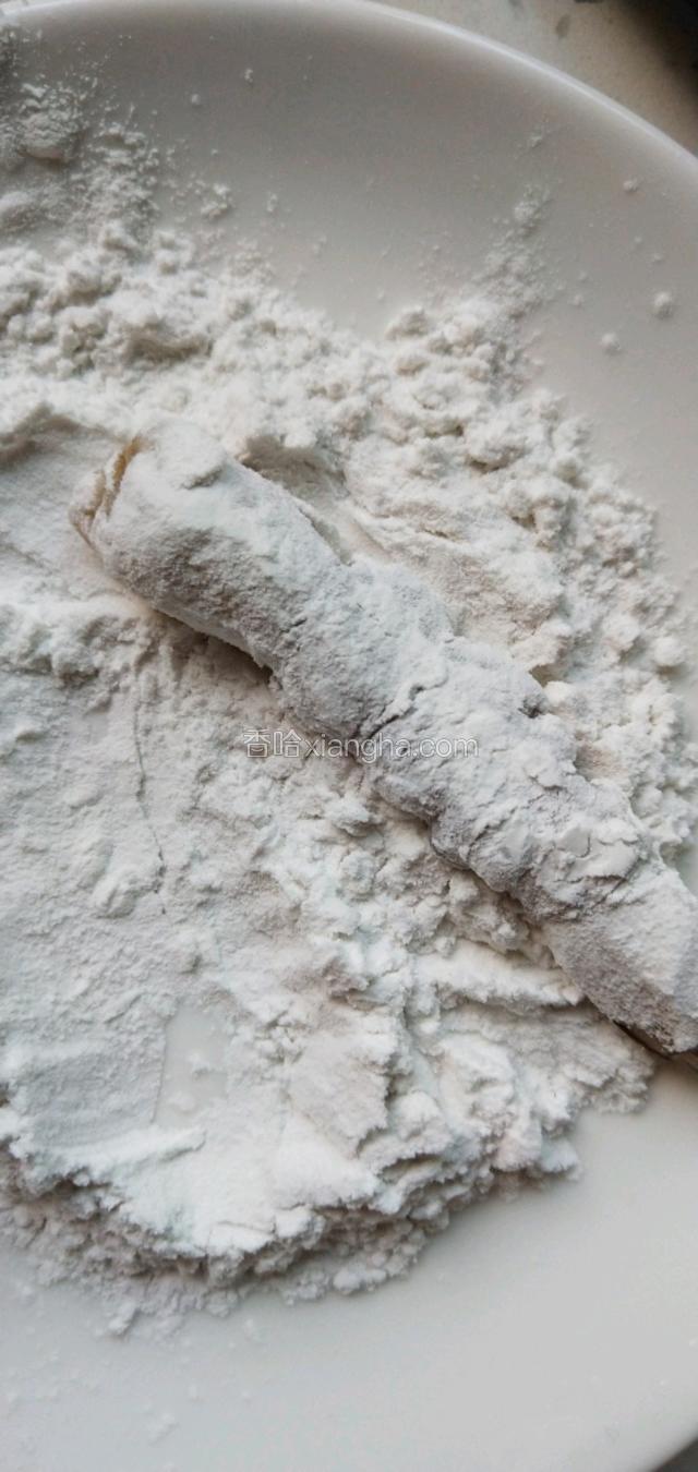 腌制好的虾裹一层淀粉