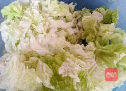 Illustration of how to stir-fry cabbage with chives 2