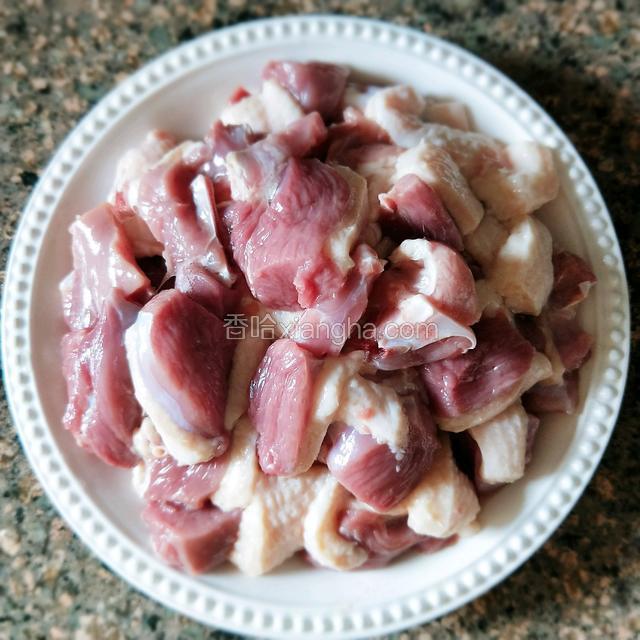 鸭肉洗净切块