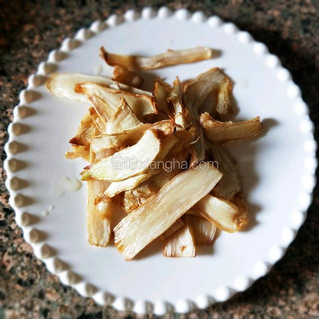 姜炸到焦黄捞出