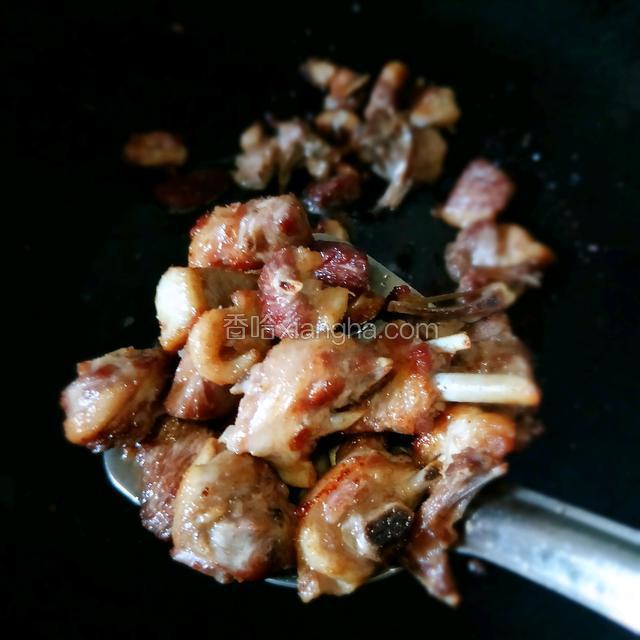 鸭肉爆炒至焦黄