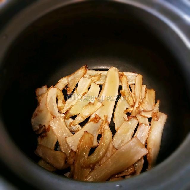 姜片铺入砂锅底