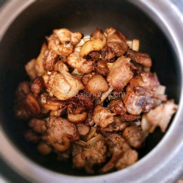 鸭肉铺到姜片上，炒出的油一并加入