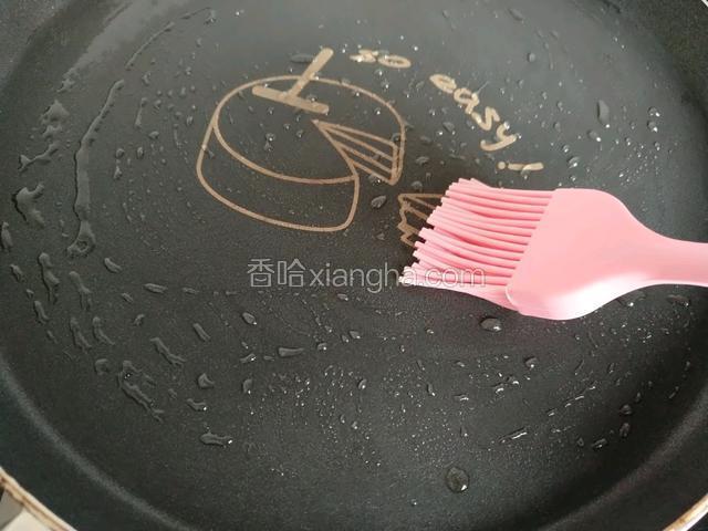 不粘锅刷一层食用油。