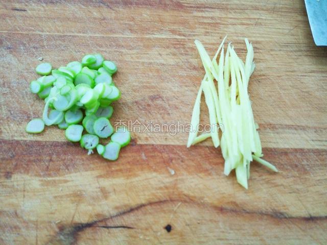 切少许葱花和姜丝 如果有香葱就更好了