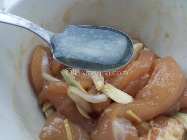 因为腌制肉制品的时候有盐分  很容易把肉里面的水分渗透出来 导致肉的质地很硬很柴 所以加少许鸡汤 或者其他肉汤 实在没有水也行 保持肉的湿度 炸好后也很细嫩