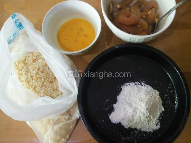 腌制好后 准备面粉 面包糠和鸡蛋液 准备炸