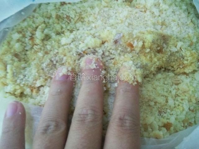 再拍上一层面包糠 都拍均匀后要按压一下 