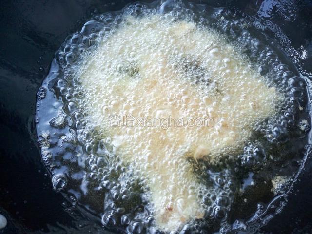 锅里烧热油 五成热放入鸡柳