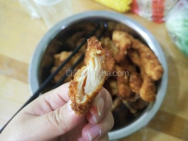 实实在在的鸡肉 比买的肉泥加面强多了 