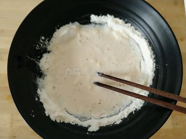 面粉里分多次加入清水搅拌均匀。