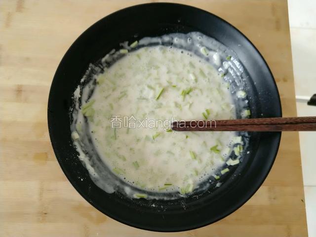 倒入切碎的蒜黄、鸡蛋、食盐搅拌均匀。