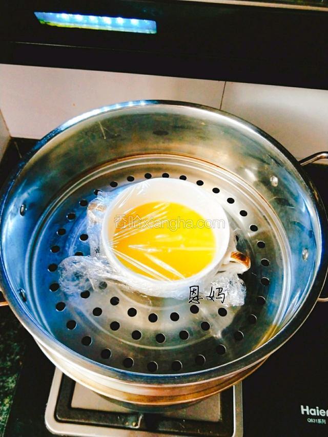 盖上保鲜膜热水上锅蒸蛋液凝固