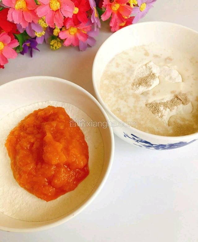 然后一碗加入南瓜泥，一碗加入奶