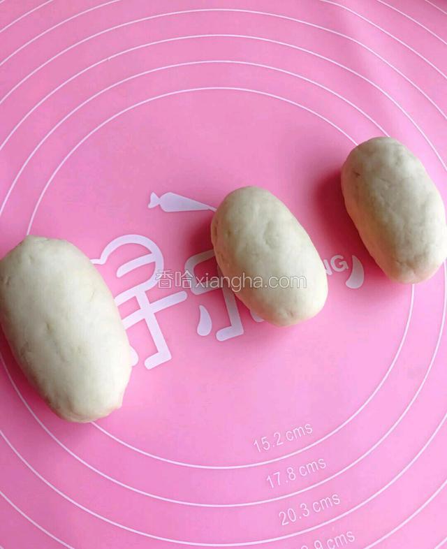 将白色面团分成三个如图形状的小团