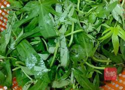 番薯叶炒罐头鱼的做法图解1