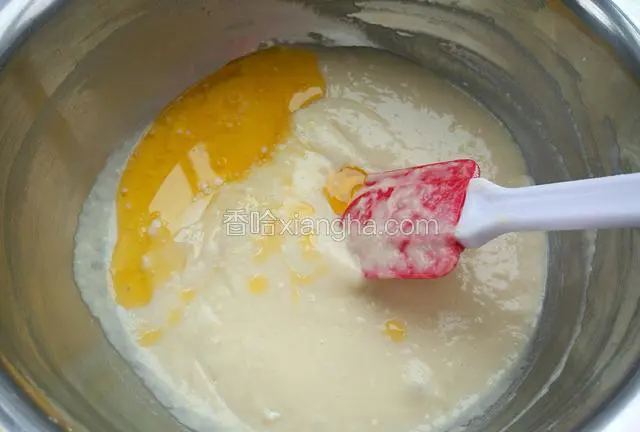 再放入一个鸡蛋继续搅拌