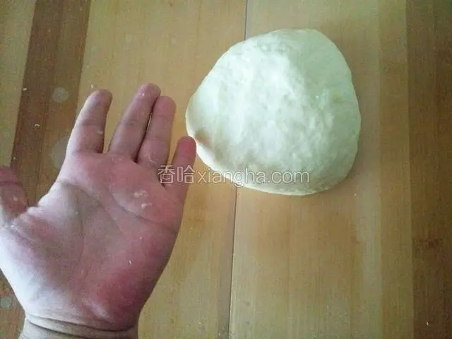 揉至光滑 不粘手就可以了 盖好松弛半个小时