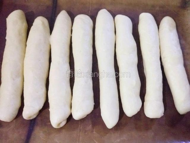 并列排好 放入烤盘上