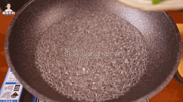 水烧开放入蒜苔