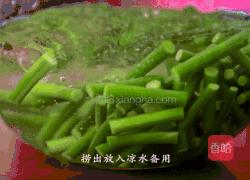 韩式家常菜：蒜苔原来还可以这么做，美味可口，下饭极品的做法图解5
