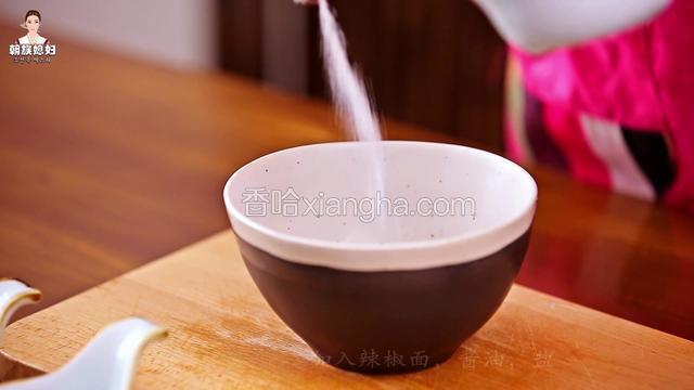 碗中放入辣椒面、酱油、盐
