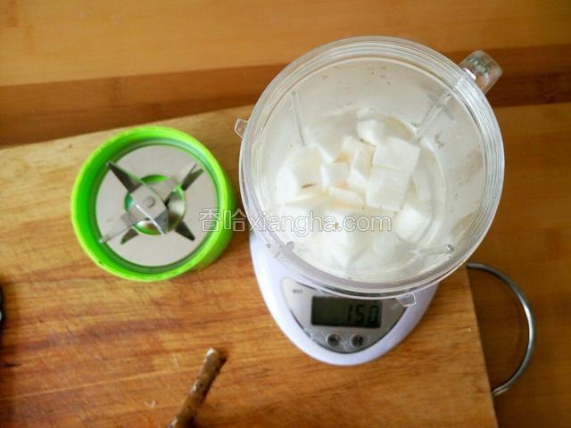 加少许水或者牛奶 放料理机里打成泥