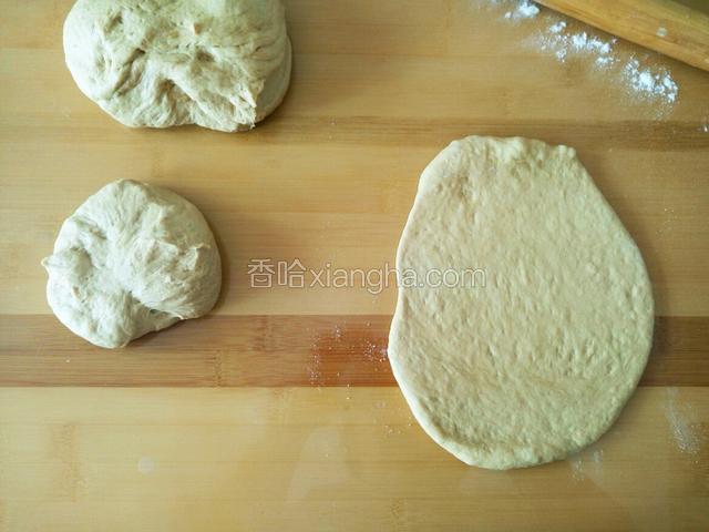 分割成四等份 不用排气 直接擀开