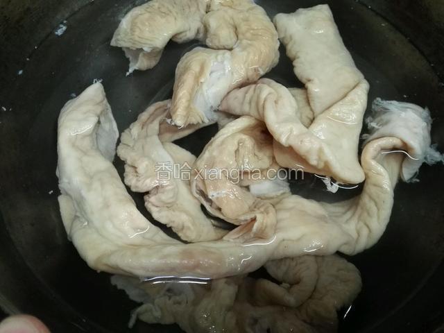 放入锅内焯水后捞出洗净