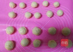 酥皮豆沙蛋黄月饼的做法图解2