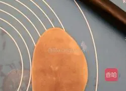 Illustration of how to make four-color lotus paste and egg yolk cake 7