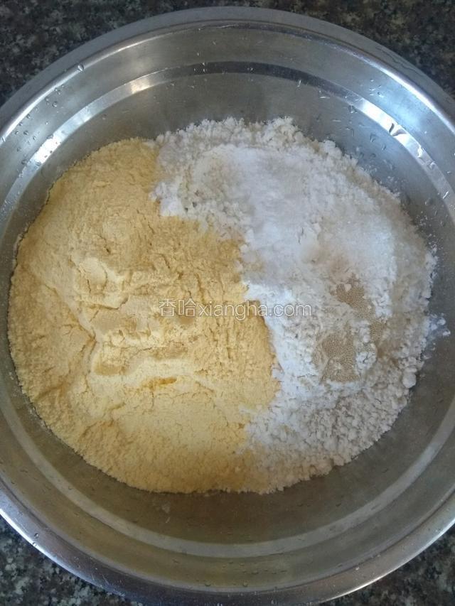 准备好所有材料，将面粉，玉米面，酵母，泡打粉，白糖全部混合倒入盆中！