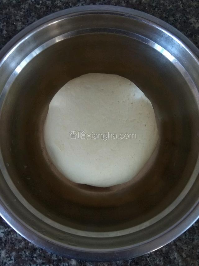 用手揉成光滑面团！醒发15分钟！