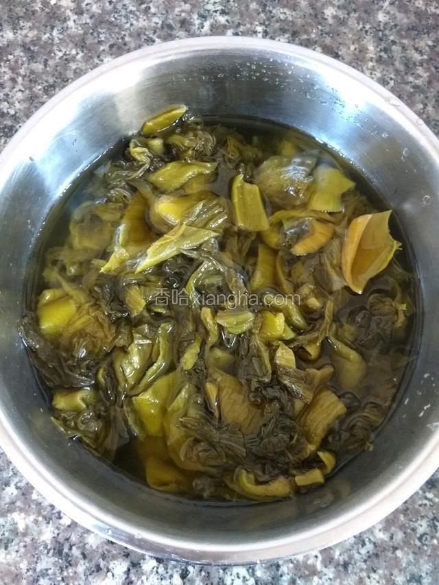 将提前将买回来的酸菜，浸泡在水里半小时至一小时。