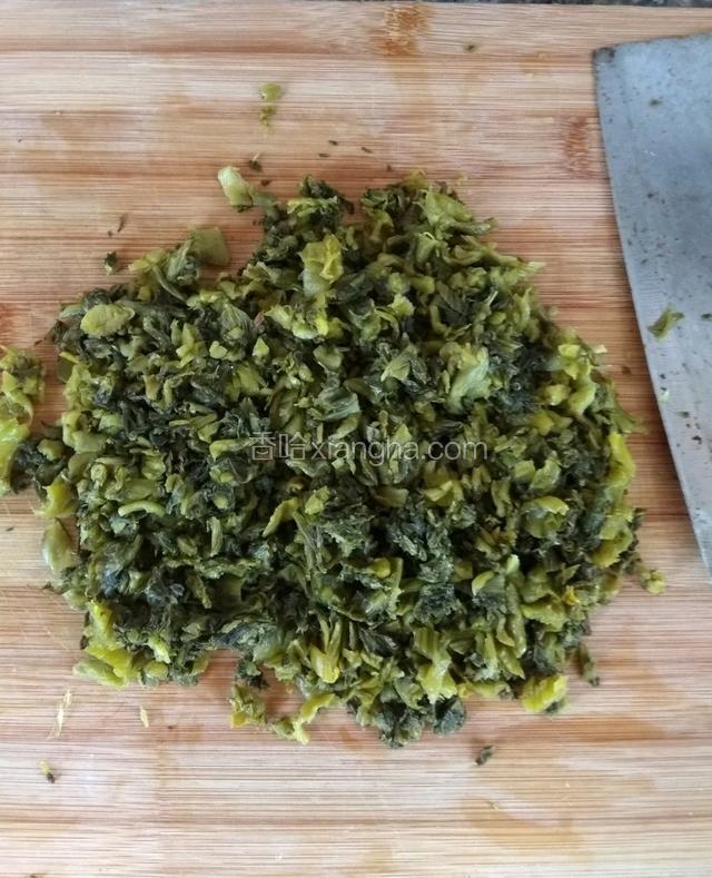 挤干酸菜的水分，用刀剁碎！大小根据个人口味切！