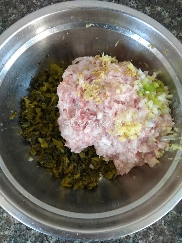 将切好的酸菜放入盆中，加入五花肉，（肉是街上买好的，直接叫老板用机器搅碎的。可以自己用刀剁碎，也可以用自家绞肉机搅碎，注意肉尽量选择五花肉，肥肉稍稍多点比较好吃！）加入葱末，姜末及蒜末！