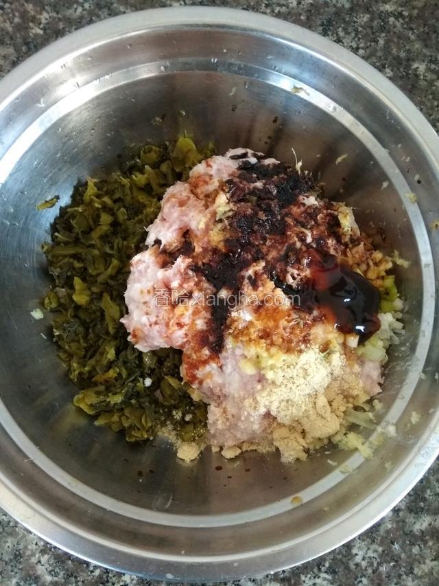 然后加入适量生抽，老抽，耗油，鸡粉，盐。