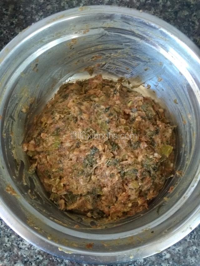 用筷子将所有材料搅拌均匀！（切记这个不能加油进去，如果肉馅干的话，适当添加少量的水，水不要太多！我的刚好，就可以不用加水哦！味道杠杠的！）
