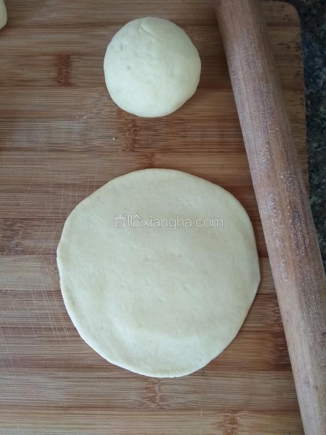 将一个剂子用擀面杖擀开。（面片必须是中间厚边缘薄的！）