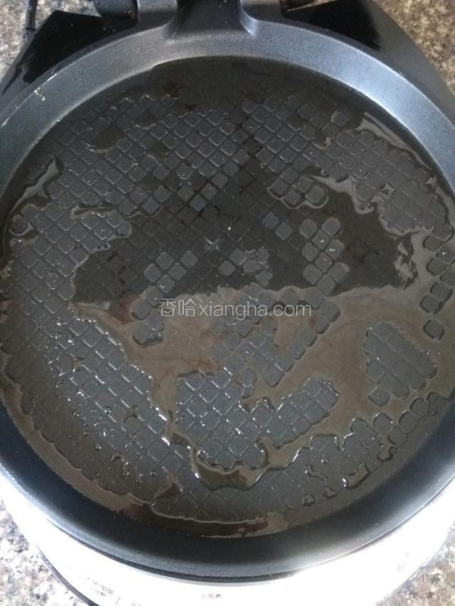 电饼铛提前预热两三分钟！锅底倒入适量的油！（稍微多点）