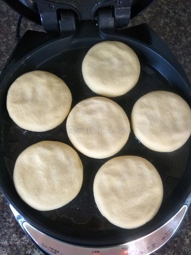 逐个下入饼，并且用手轻轻旋转按扁成饼胚！