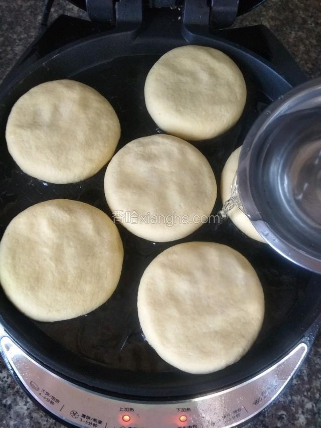 加入凉水，水莫过饼胚的四份之一处即可！