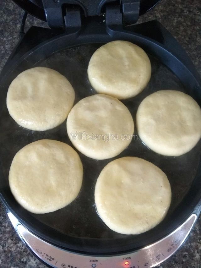 在饼上刷一层油，上盖最好也刷一层薄薄的油！