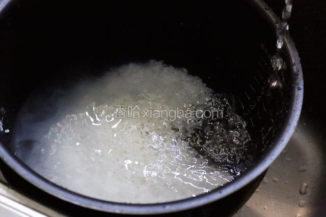 往锅内加入适量的清水。